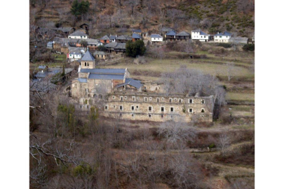 Imagen panorámica de Montes, con el monasterio al frente.