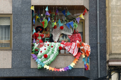 La Bañeza se asoma al Carnaval... en los balcones. MARCIANO PÉREZ