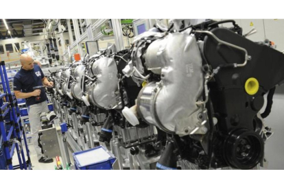 Un empleado de Volkswagen trabaja en unos motores diésel en la planta de Salzgitter (Alemania).