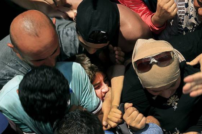 Un grupo de refugiados sirios, durante una revisión en la isla griega de Kos.