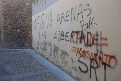 Graffitis en una de las fachada de los edificios próximos al casco antiguo de León.