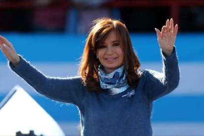 Cristina Fernández de Kirchner saluda durante un mitin en Buenos Aires, el pasado 20 de junio.