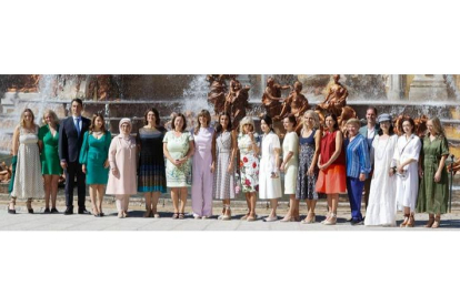 La reina Letizia y la mujer del presidente del Gobierno, Begoña Gómez, posan con los acompañantes de los mandatarios que asisten a la cumbre de la OTAN para la foto de familia de los actos culturales en su honor celebrados en la Granja de San Idelfonso, Segovia. EFE