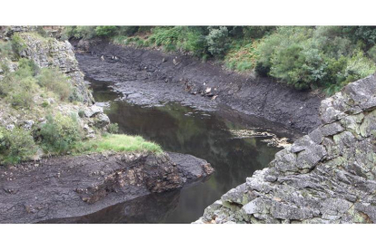 El río Argutorio en su tramo anterior a la presa, con las marcas que dejó el desembalse de octubre de 2009. L. DE LA MATA