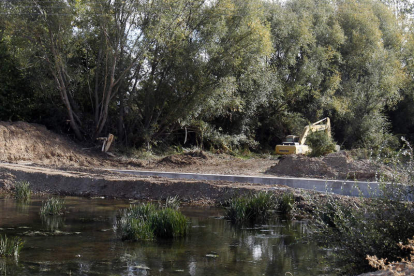 Estado que presentaba la obra del azud en el río Tuerto el pasado día 15.