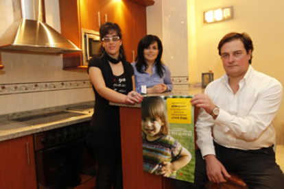 Lucía Fernández Luengo, Pilar Luengo y Juan Carlos Fernández, se estrenaron como familia de acogida