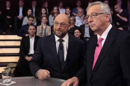 Martin Schulz (izquierda) y Jean-Claude Juncker posan antes del inicio del debate en los estudios de la ZDF, el jueves en Berlín.