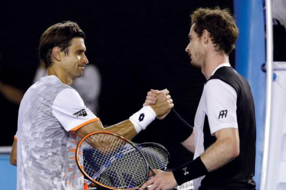 David Ferrer saluda a Andy Murray tras el partido, este miércoles en Melbourne.