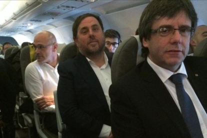 Carles Puigdemont, Oriol Junqueras y Raul Romeva, en un viaje a Bruselas para dar una conferencia en enero del 2017.