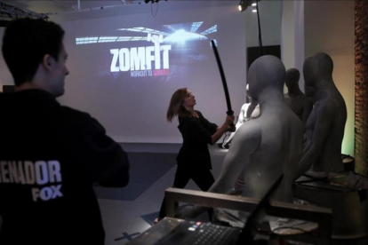 Imagen de uno de los ejercicios de 'Zomfit', el gimnasio montado por Fox para prmocionar la vuelta de 'The walking dead'