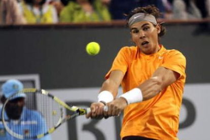 Rafael Nadal responde una bola ante el sudafricano Rik De Voest durante el partido.