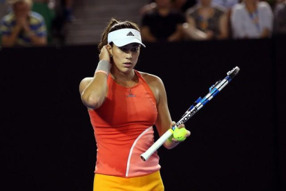 Muguruza se prepara para sacar contra la checa Barbora Strycova.