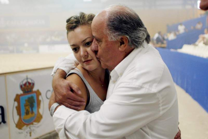 Marta, junto a su padre Amancio Ortega, tras un triunfo en un campeonato de hípica.