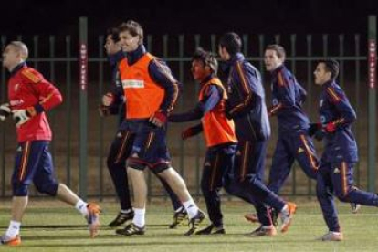 Los integrantes de la selección española, en el entrenamiento del martes. El de ayer se suspendió po