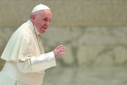El papa Francisco llega a su audiencia de este miércoles en el Vaticano.