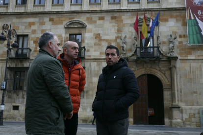 Trabajadores frente a la sede de la Diputación de León. FERNANDO OTERO