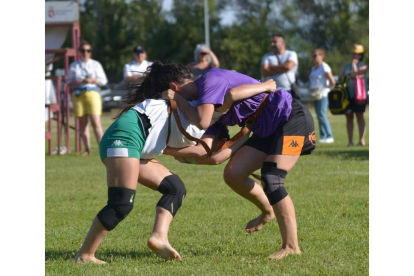 Priscila Martínez, que logró su primer triunfo de la temporada, lucha con Sandra López. Á. QUIÑONES