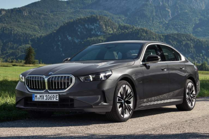 La octava entrega de los BMW Serie 5 ofrece nuevos motores de gasolina con hibridación suave (48 voltios) y enchufable. BMW