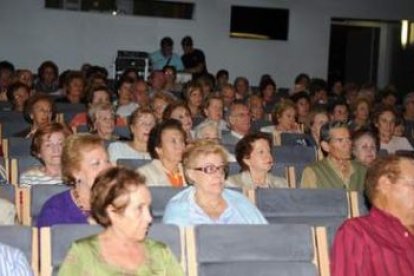 Los mayores llenaron el salón de actos para conocer los circuitos culturales.