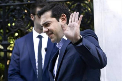 Tsipras saluda a la salida del palacio presidencial tras un encuentro con los líderes de los partidos.