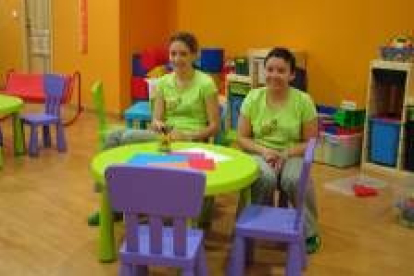 Las dos jóvenes propietarias, en las instalaciones de su nuevo negocio en Valencia de Don Juan