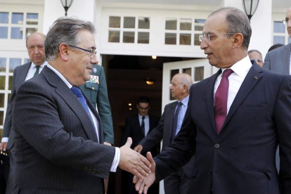 El ministro del Interior, Juan Ignacio Zoido, es recibido por su homólogo marroquí, Mohamed Hassad. EFE