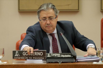 Juan Ignacio Zoido, ministro de Interior, durante la comisión sobre el 1-O.