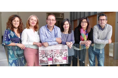 Inmaculada González, Marta Eva García, Carlos Gutiérrez, Ángeles Diez, Raquel Domínguez y Ángel Pérez Pueyo, en la Facultad de Educación. DL