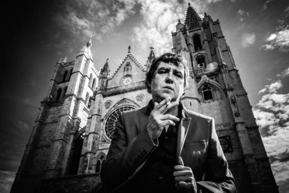 El escritor leonés Vicente Muñoz ante la Catedral de León en una foto que forma parte de un documental sobre escritores ‘underground’.