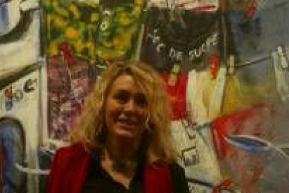 La catalana Laura Iniesta posa en la galería Sharon Art junto a una de sus obras