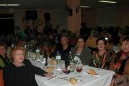 Un grupo de mujeres socias fundadoras de Raíces Roblanas durante la cena del XX aniversario