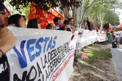 Los trabajadores de Vestas, durante su protesta en Madrid el jueves ante la sede central de la compañía. RAQUEL P. VIECO