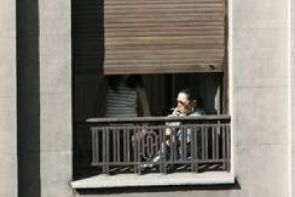 En algunos hogares los fumadores optan por fumar en espacios abiertos como las ventanas