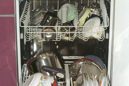 Un lavavajillas lleno de cazuelas y platos.