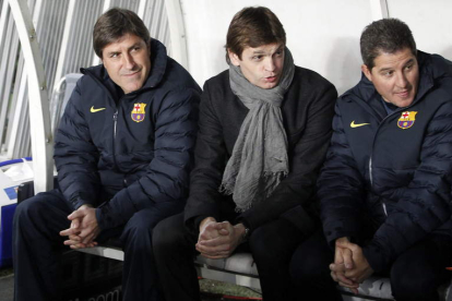 El entrenador del FC Barcelona, Tito Vilanova, que volvió ayer a los banquillos, junto a su asistente Jordi Roura , durante el partido de ayer ante el PSG.