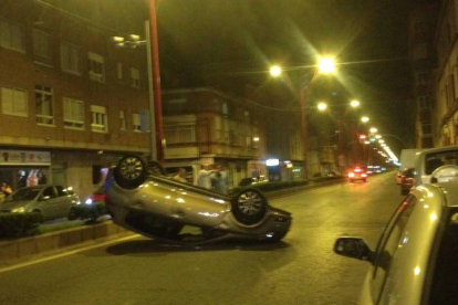 El coche volcado en la calle Miguel Castaño