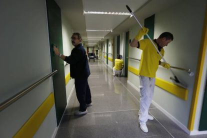 Trabajadores del servicio de limpieza del hospital