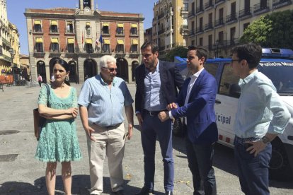 Puente, en el centro, con Fagúndez y varios concejales. MONTESINOS