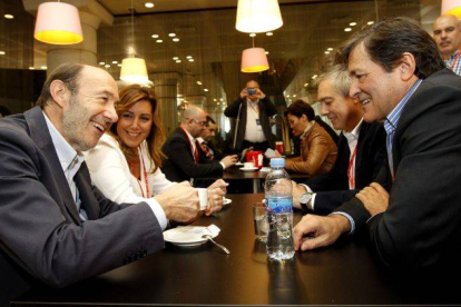 Rubalcaba, con Susana Díaz, Pere Navarro y Javier Fernández, en la cafetería del palacio de Congresos antes del inicio de la conferencia política.