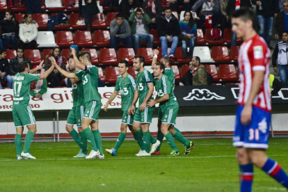 Los jugadores de la Deportiva celebran el tanto de Nano que dio la victoria al equipo berciano ante la consternación del central Borja López y la desesperación de los aficionados esportinguistas del Molinón.