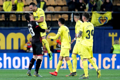 Los jugadores del Villarreal celebran una victoria que les acerca a la permanencia. DOMENECH CASTELLÓ