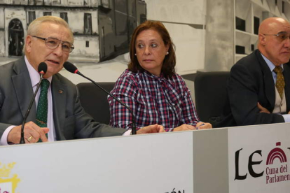 Manceñido, Aurora Baza y Ramón Carro, ayer en la presentación de la campaña. DL