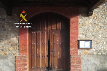 Estado en el que quedó la puerta de la iglesia de LLamas de la Ribera