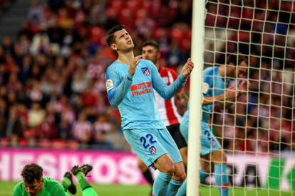 Morata se lamenta tras fallar un gol cantado ante el Athletic de Bilbao. JAVIER ZORILLA