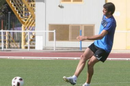 El salmantino Ibán Cuadrado podrá volver al centro de la zaga tras cumplir su partido de suspensión.