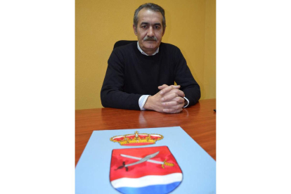Marcelo Alonso, en su despacho con el escudo de Matanza.