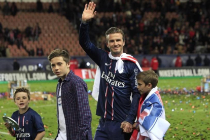 David Beckham posa con sus hijos Brooklyn, Cruz  y Romeo, en la celebración de la  PSG s French League, en el estadio de París, en mayo del 2013.