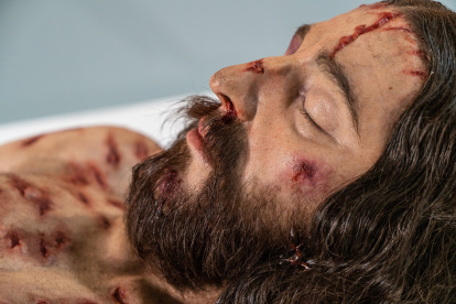 Primer plano del rostro lacerado de Cristo en la recreación hiperrealista de su cuerpo. THE MISTERY MAN / ARTISPLENDORE