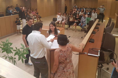 El alcalde, Manuel García, casó a Paula Baños y Jon Romero en el salón de Plenos el pasado lunes. DL