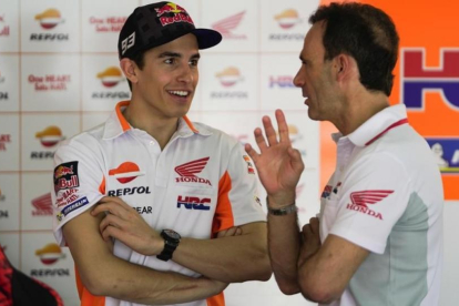 Marc Márquez conversa con Alberto Puig, el hombre que Honda acaba de fichar para conseguir la renovación de su tetracampoeón.